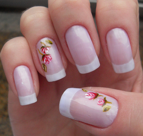 unhas decoradas francesinha com florzinha