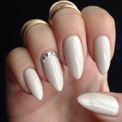 unhas stiletto branca com strass