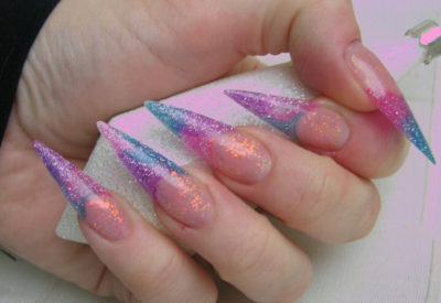 unhas stiletto grandes com brilho