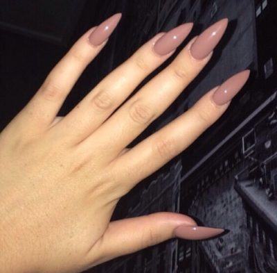 unhas stiletto nude escuro