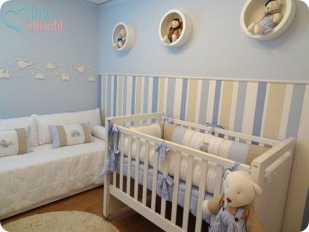 quarto de bebê azul com listras