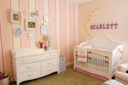 quartos-de-bebe-com-papel-de-parede-rosa